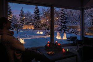 Der Blick vom kuscheligen Sofa aus auf den verschneiten Garten wird mit einer saisonalen Winter-Beleuchtung nochmal so schön.