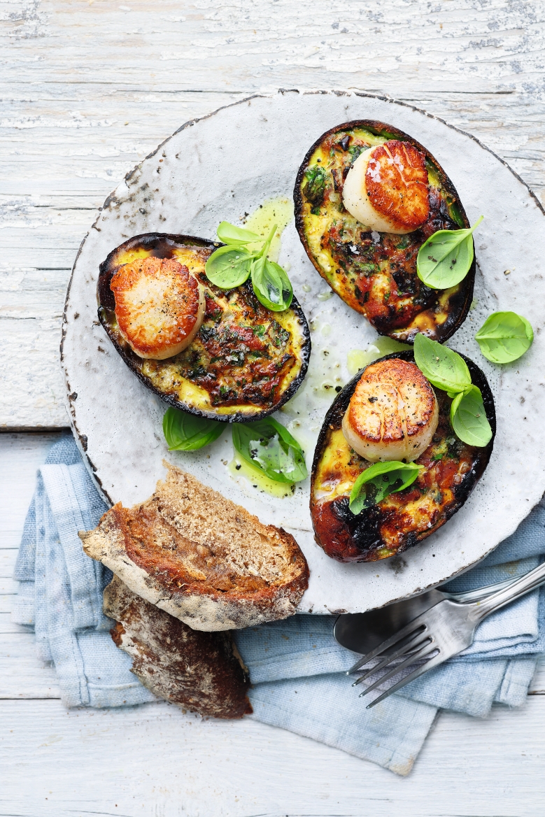 Avocado mit Jakobsmuschel vom Grill.